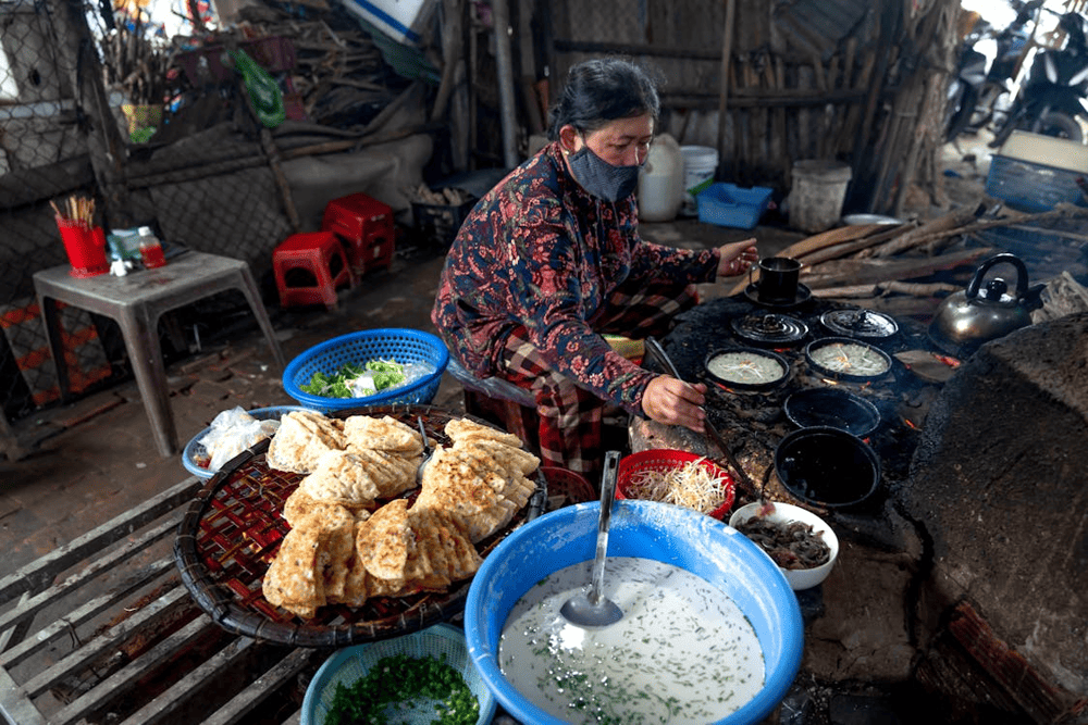Crispy “banh xeo tom nhay” is made from fresh shrimp and rice flour, fried to golden perfection (Source: Pexels)